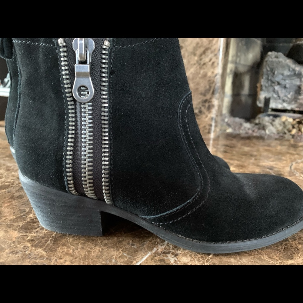 Guess ladies size 8 black boots